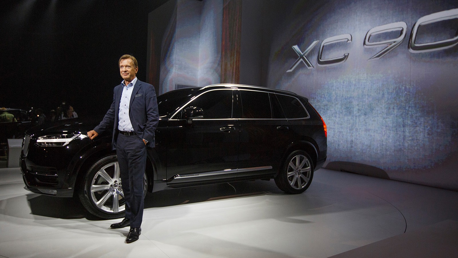 На фото: Хакан Самуэльсон и Volvo XC90