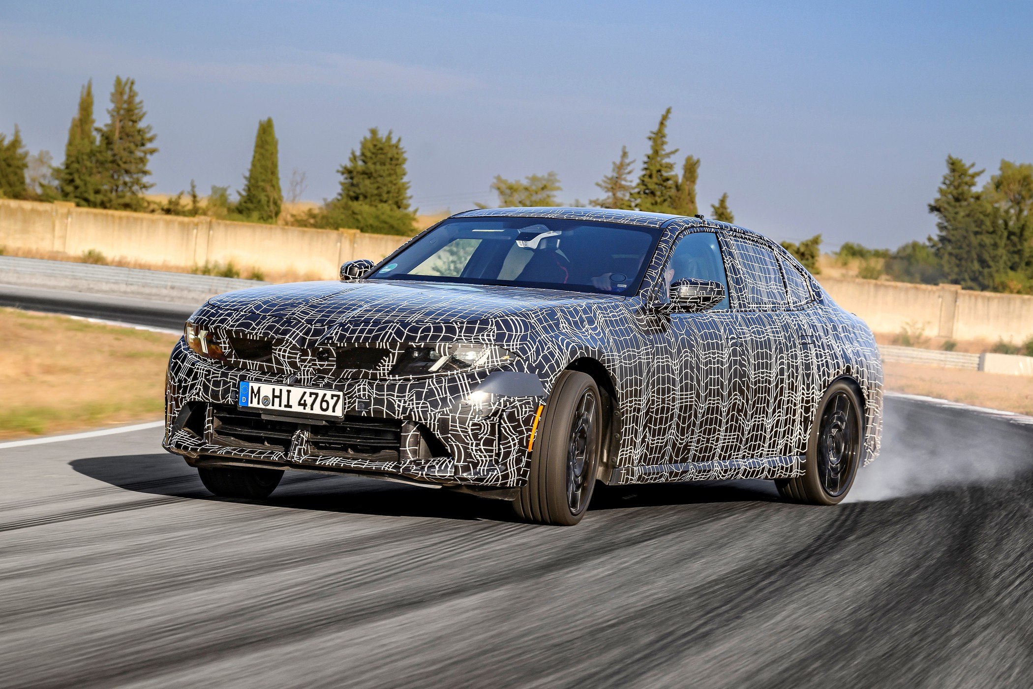 Новая бензиновая «трёшка» BMW готовится к премьере: дрифт-режим и дизайн в стиле i3