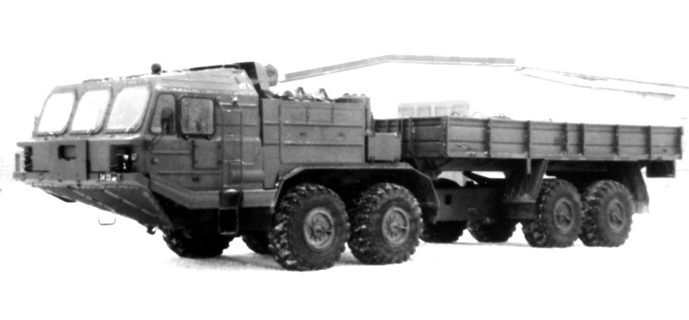 Грузовик БАЗ-69502 с цельнометаллической кабиной без дверей. 1990 год