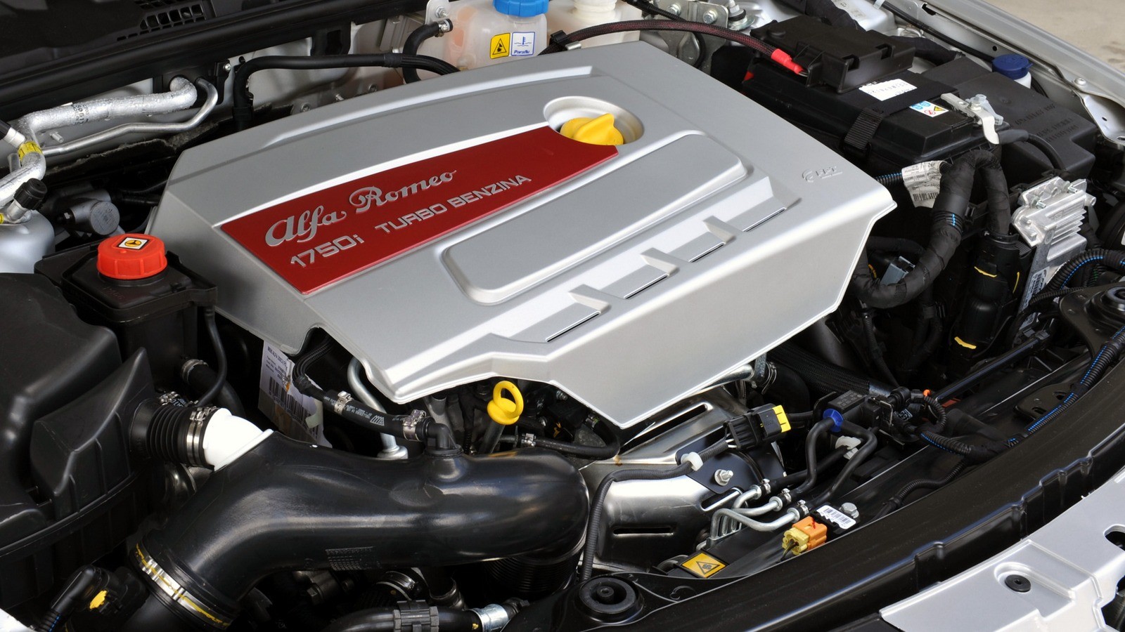 На фото: Под капотом Alfa Romeo 159 Ti '2008–11