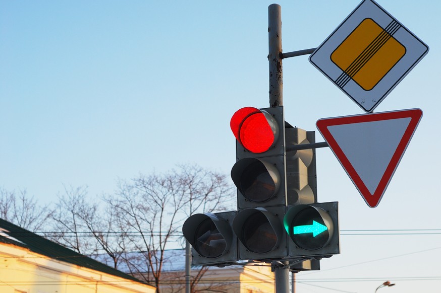 Треугольник в ПДД: суд проверит законность использования дорожного знака  «Уступите дорогу»