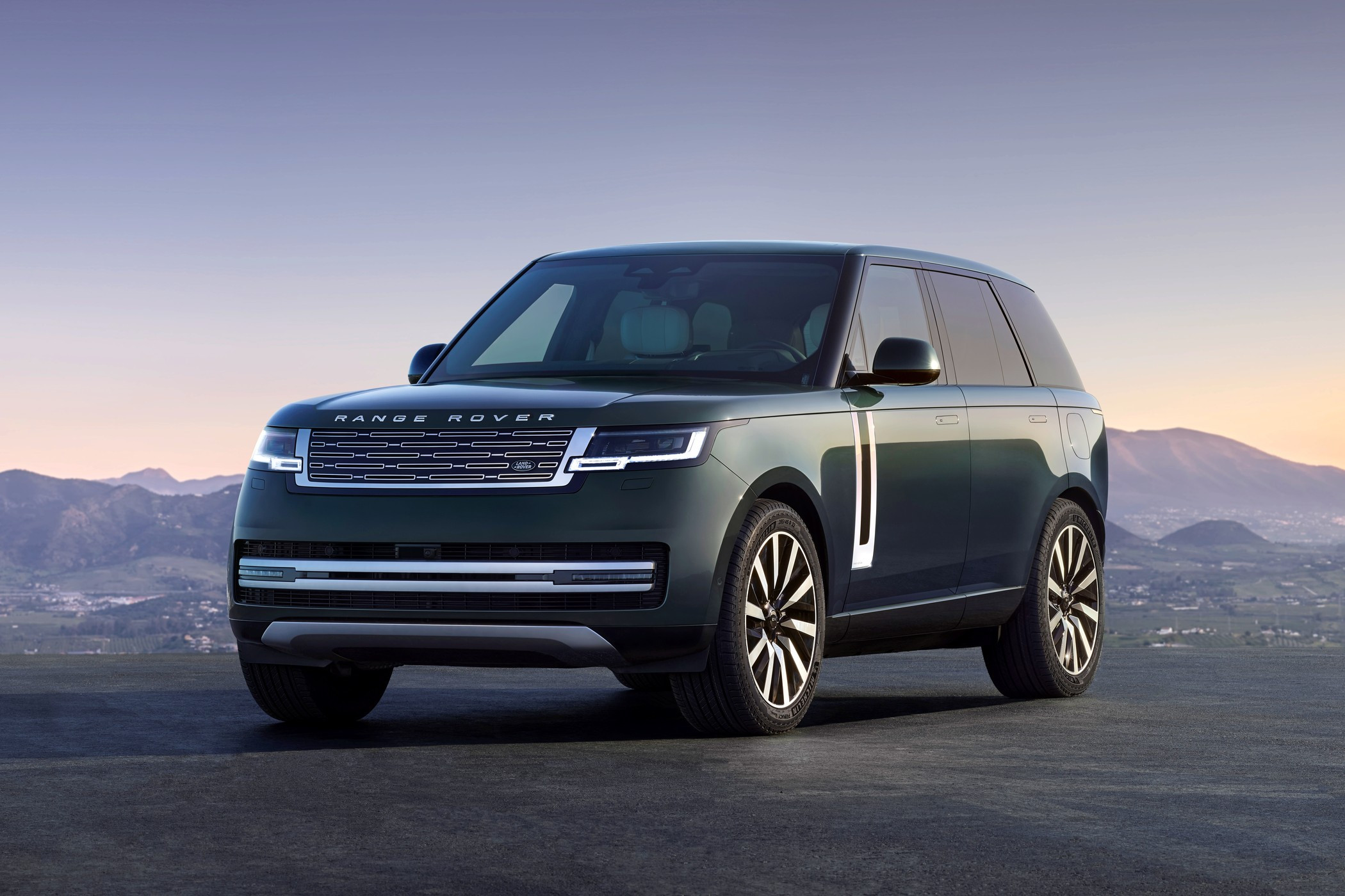 Range Rover Electric полностью рассекречен: средние характеристики за бешеные деньги