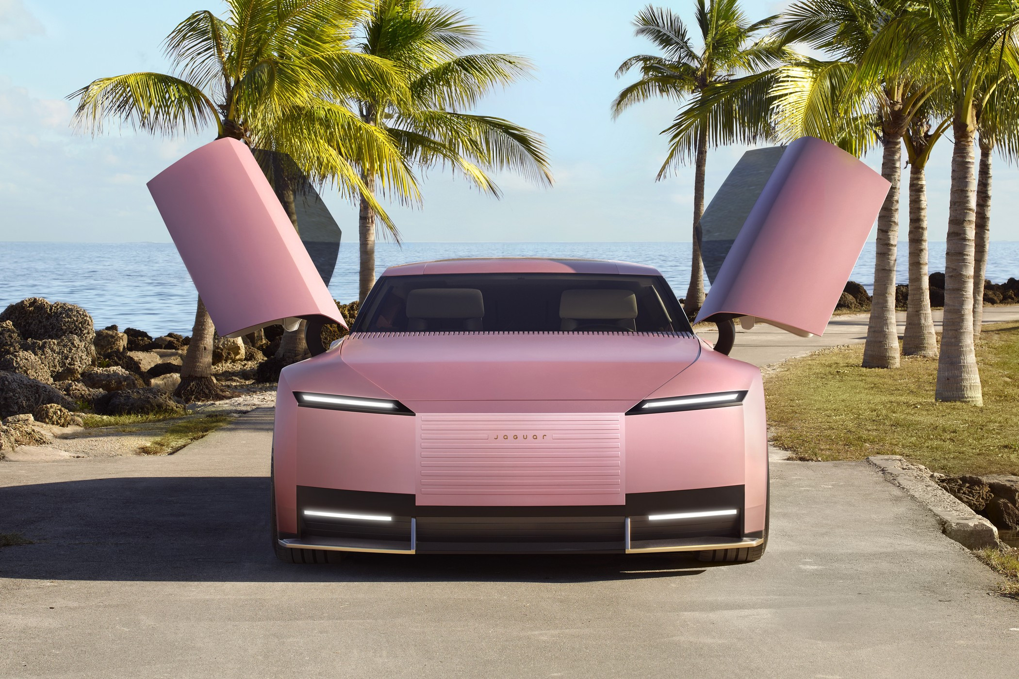 За новый Jaguar ответил: JLR жёстко уволила главного дизайнера Джерри Макговерна