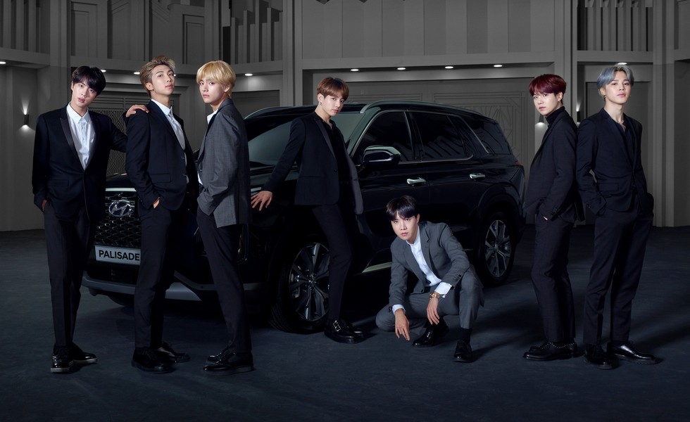 Официальный тизер Hyundai Palisade. На переднем плане – корейская поп-группа BTS, парни стали «амбассадорами» модели. Странный выбор для статусного SUV…