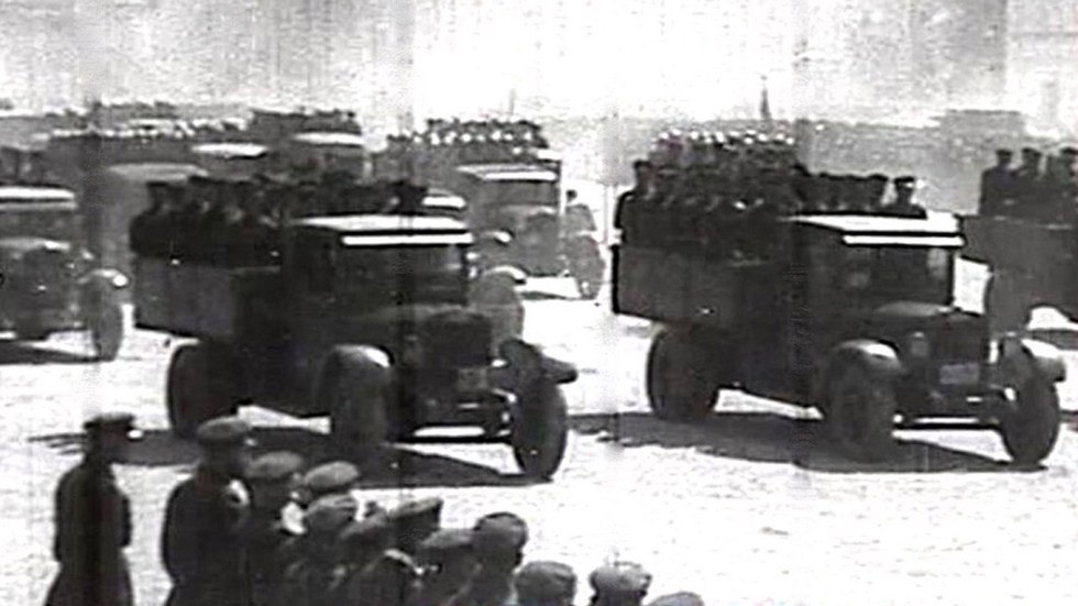 Грузовики АМО-3 на военном параде на Красной площади. 1933 год (кинокадр)