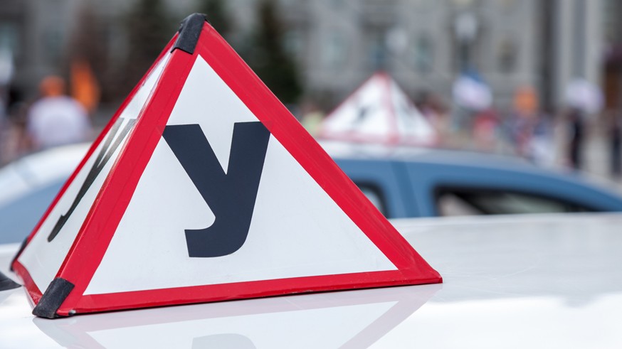 Sign of a Russian Driving School on top of the vehicle