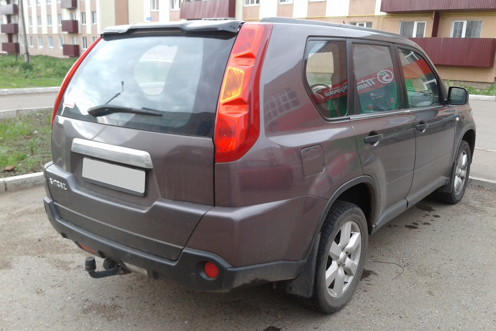 Nissan X-Trail II сзади