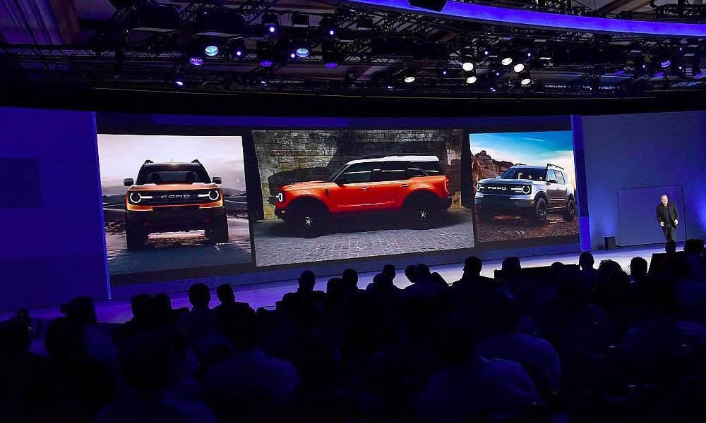 Фотографии кроссовера Ford в стилистике Bronco с дилерской презентации в Лас-Вегасе.