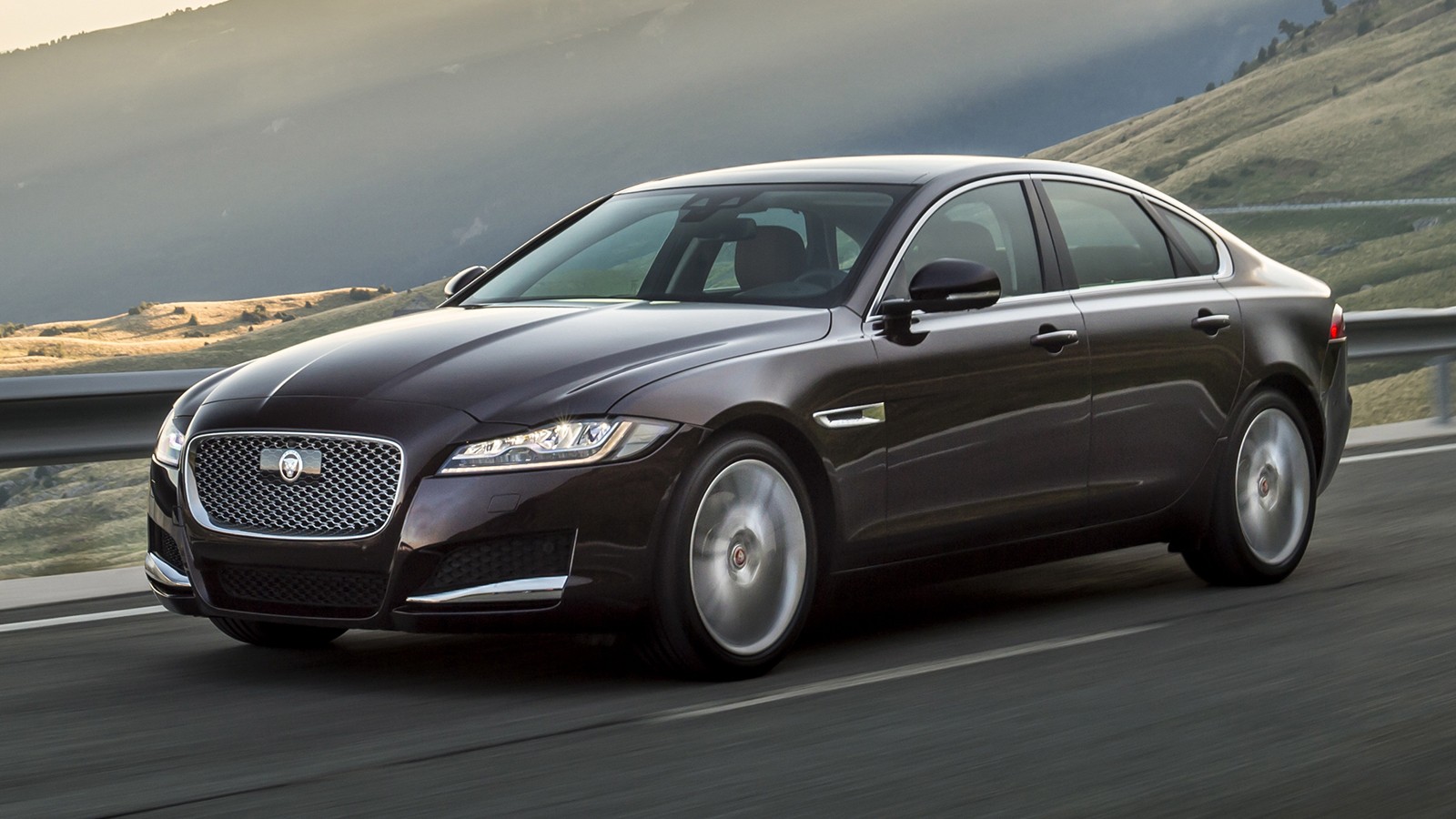 На фото: Jaguar XF
