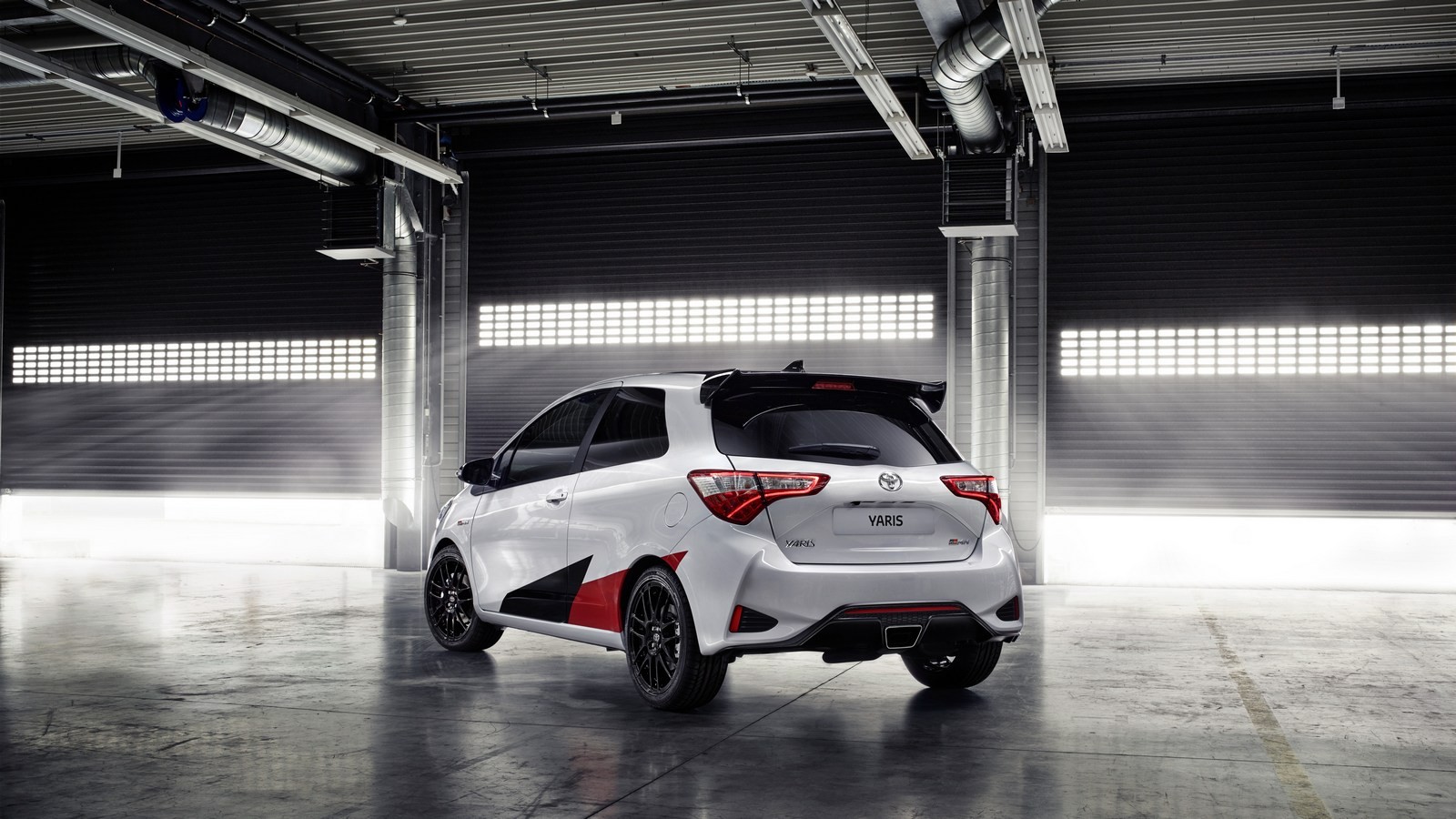 02-yaris-grmn-34rear-final