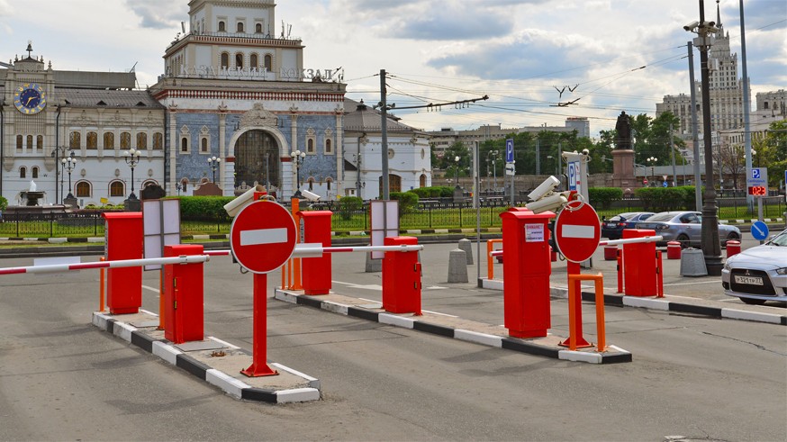 Вдоль дороги стоят кресты