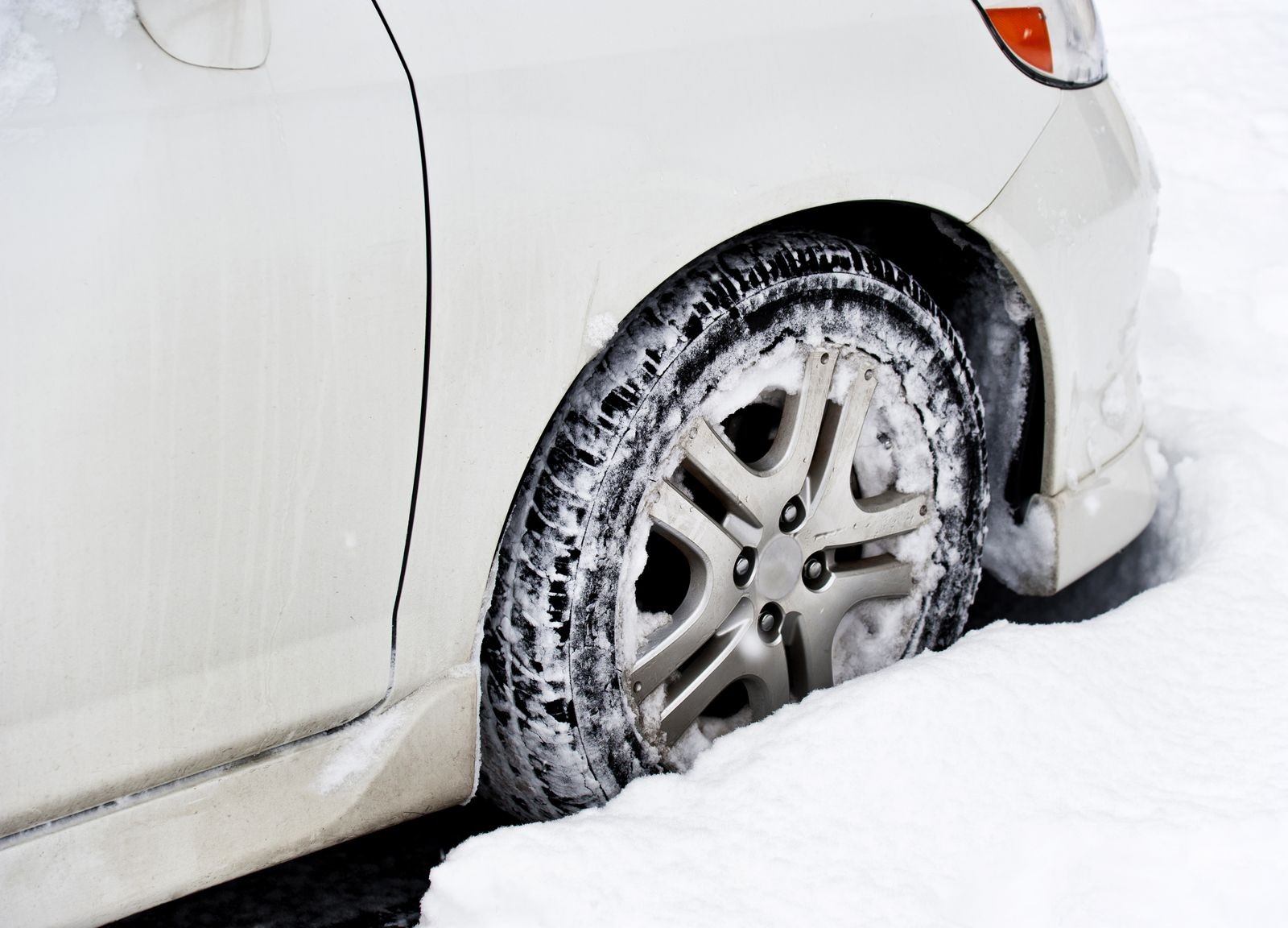 Можно буксовать на автомате. Колесо буксует в снегу. Машина застряла в снегу. Машина на зимней дороге. Автомобиль буксует в снегу.