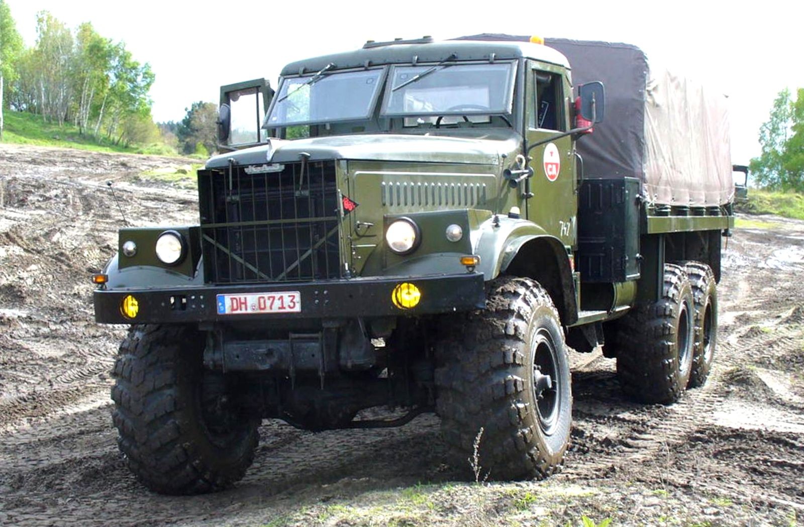 Мостоукладчик, сваезабиватель и даже гигантский пылесос: военные профессии КрАЗ-255