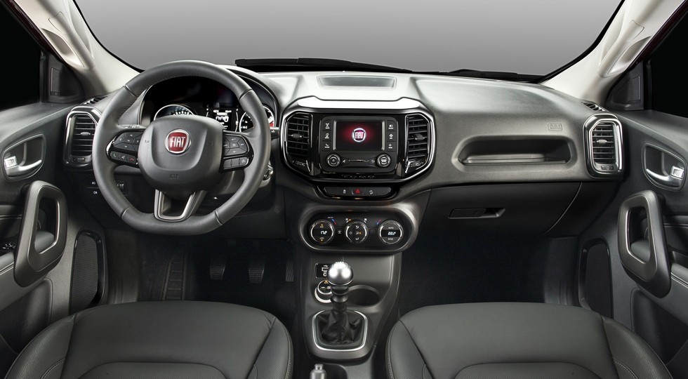 На фото: интерьер Fiat Toro