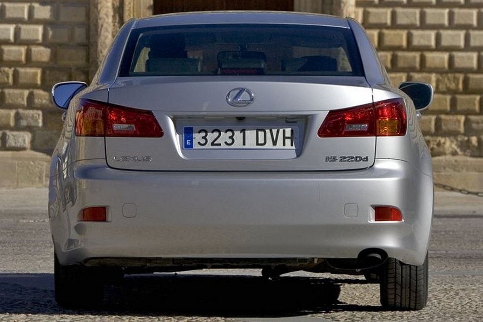 Lexus IS 220d (XE20) '2005–08 вид сзади