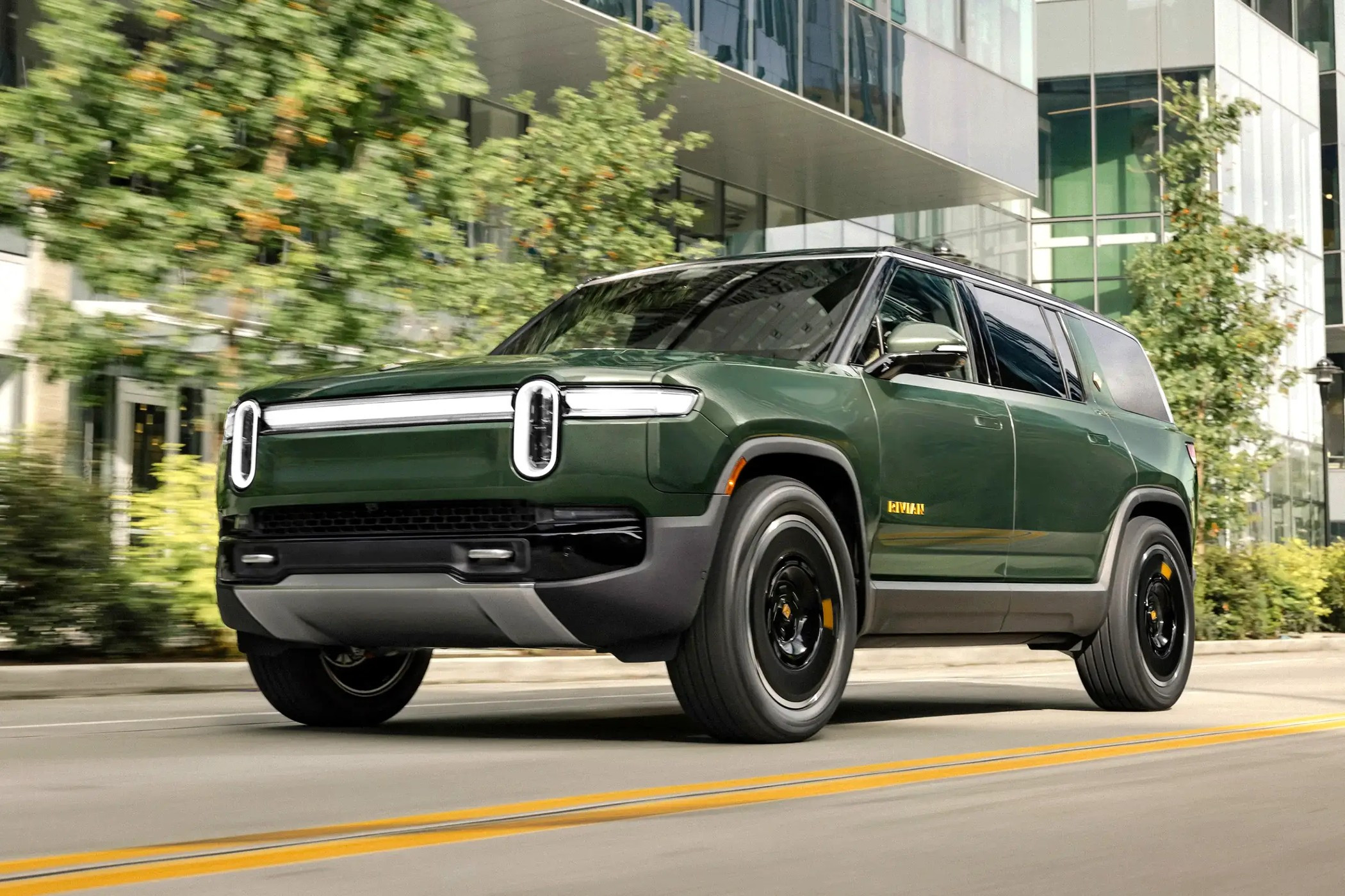 Обновлённые Rivian R1S и R1T: короче проводка, мощнее двигатели, больше  запас хода - КОЛЕСА.ру – автомобильный журнал