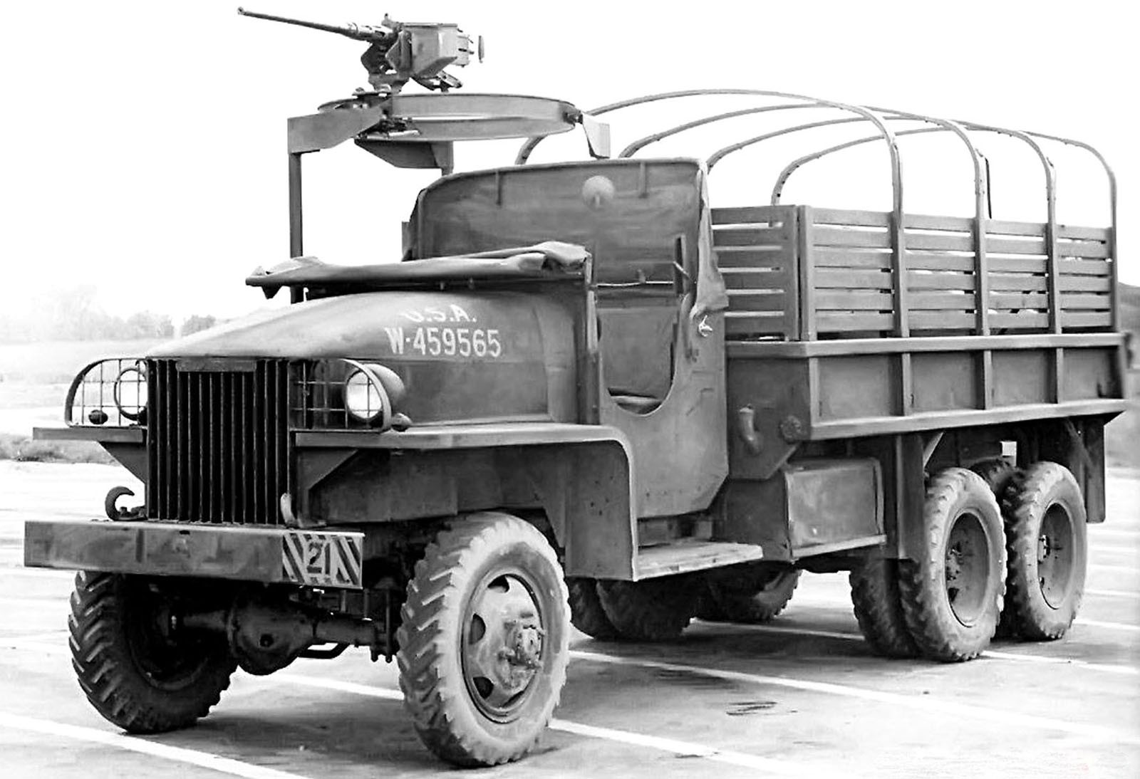Грузовик US6-U3 с открытой кабиной и пулеметной установкой. 1943 год