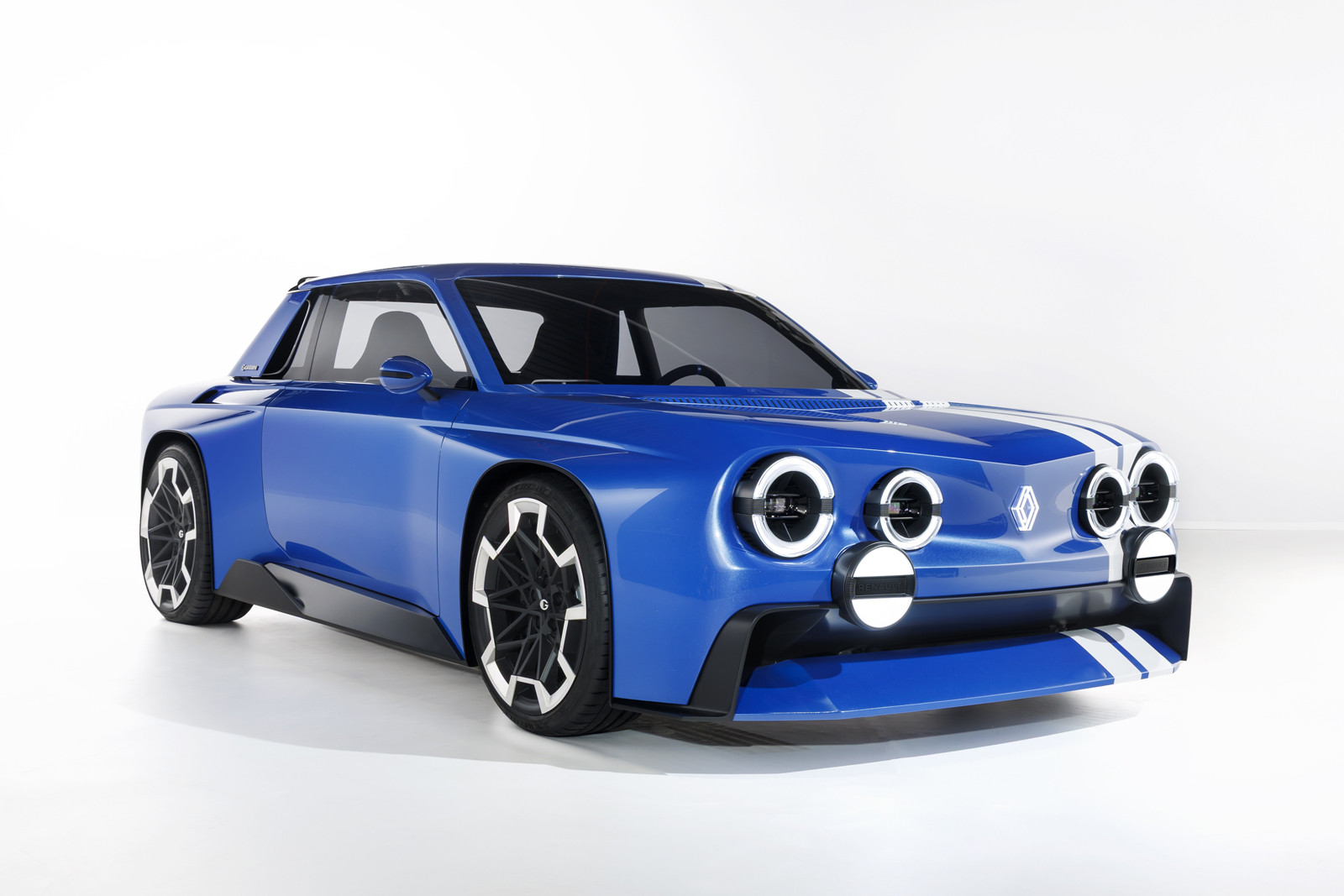 Французы почтили спорткар Renault 8 Gordini двухместным концептом