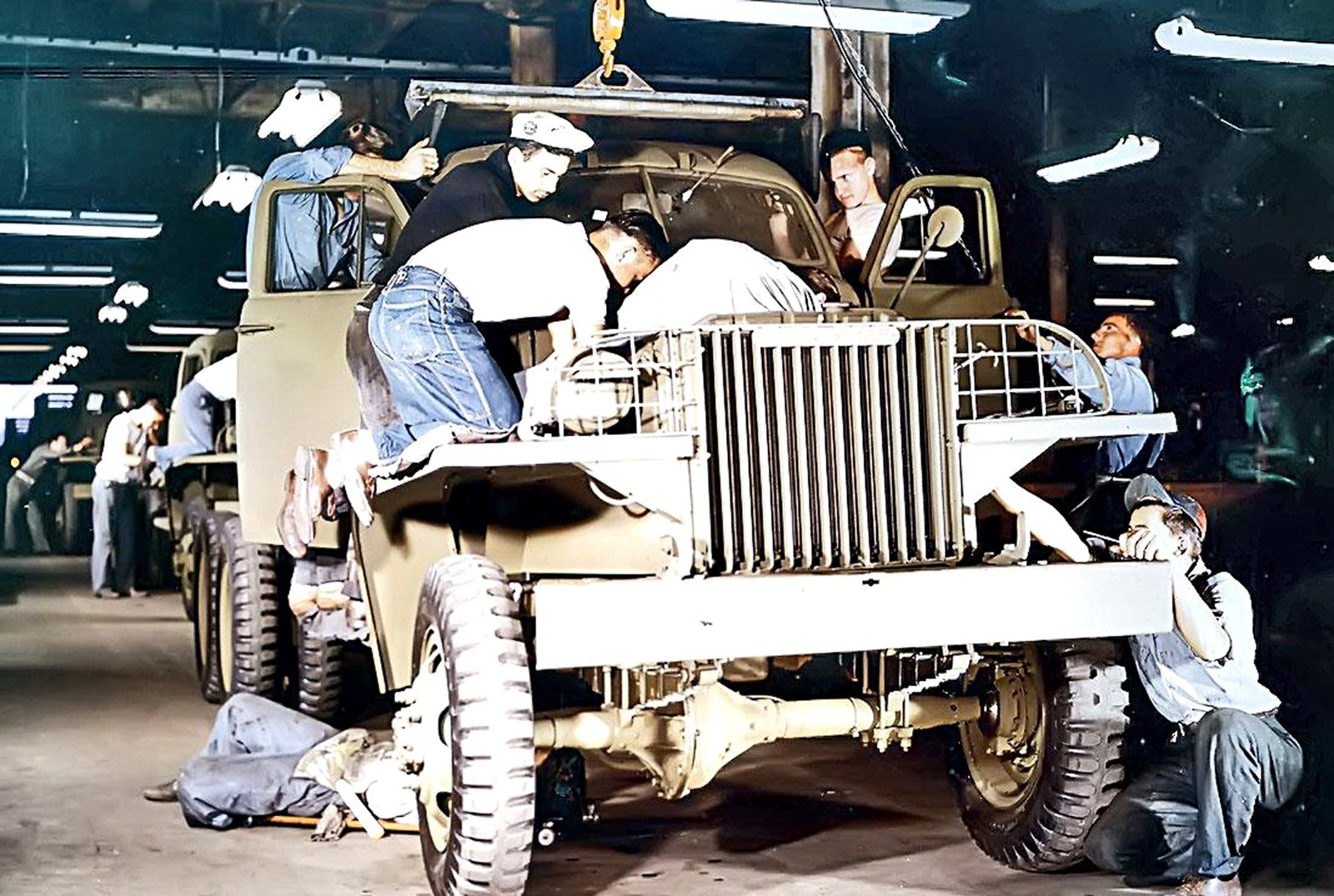 Сборка армейских автомобилей Studebaker US6 на заводе в Саут Бенде. 1942 год