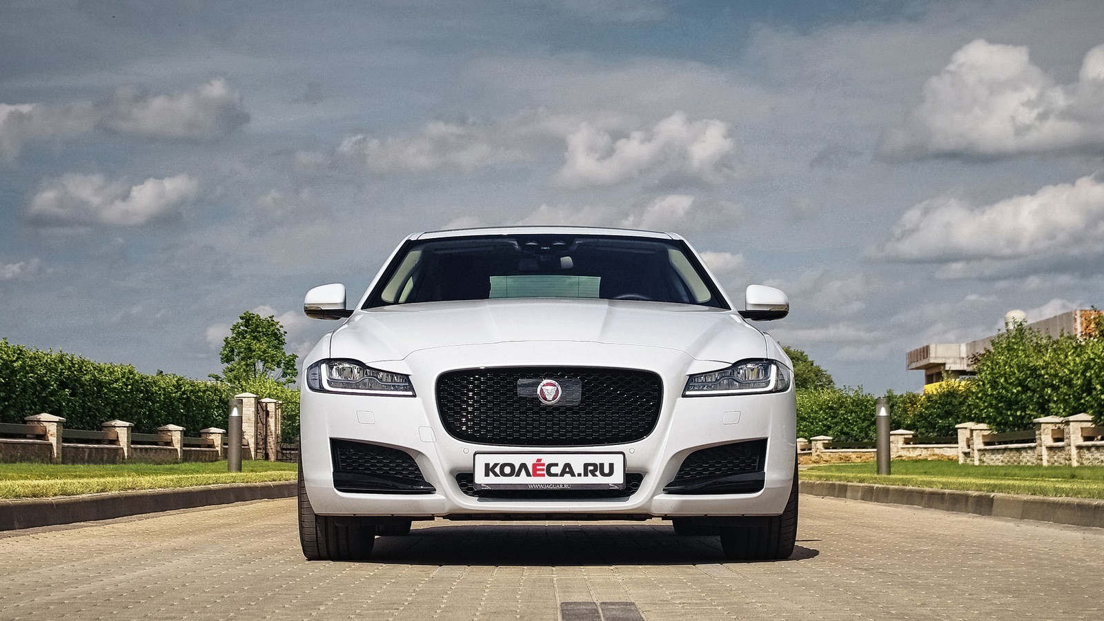 Х джей. Jaguar XF 260 25t. Jaguar XF RS next Rp. Jaguar XF фото с человеком рядом.