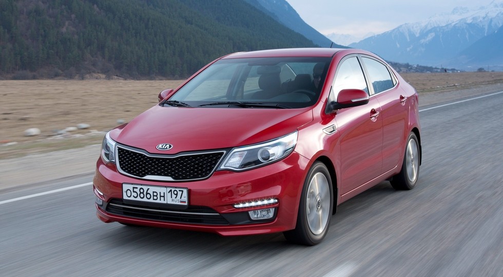 На фото: нынешний Kia Rio для России. У модели нового поколения переднюю часть выполнят в стиле последнего европейского Рио, а корму - как у китайского седана Kia K2