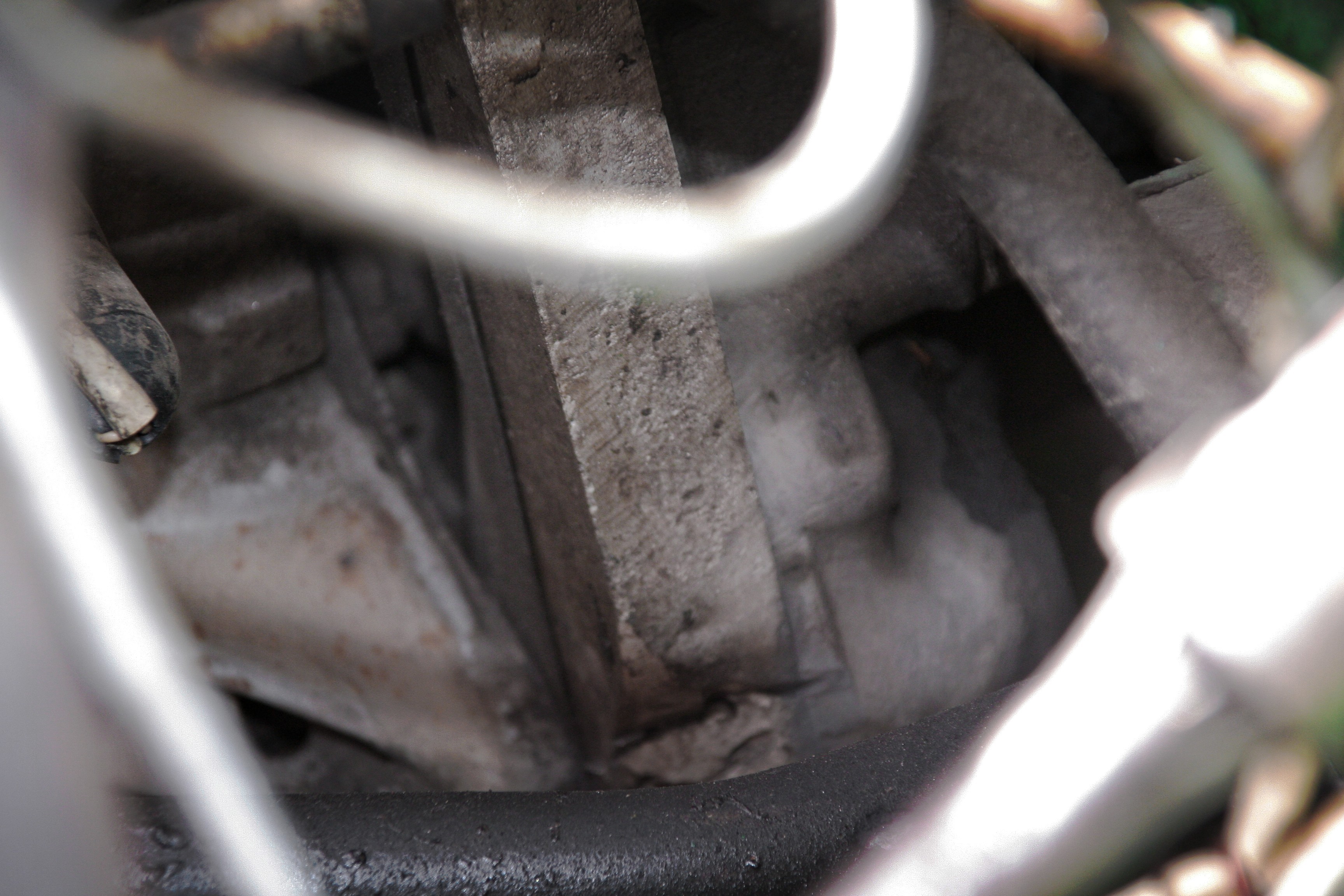 На фото: Переходная плита между позаимствованным двигателем и трансмиссией ЛуАЗа