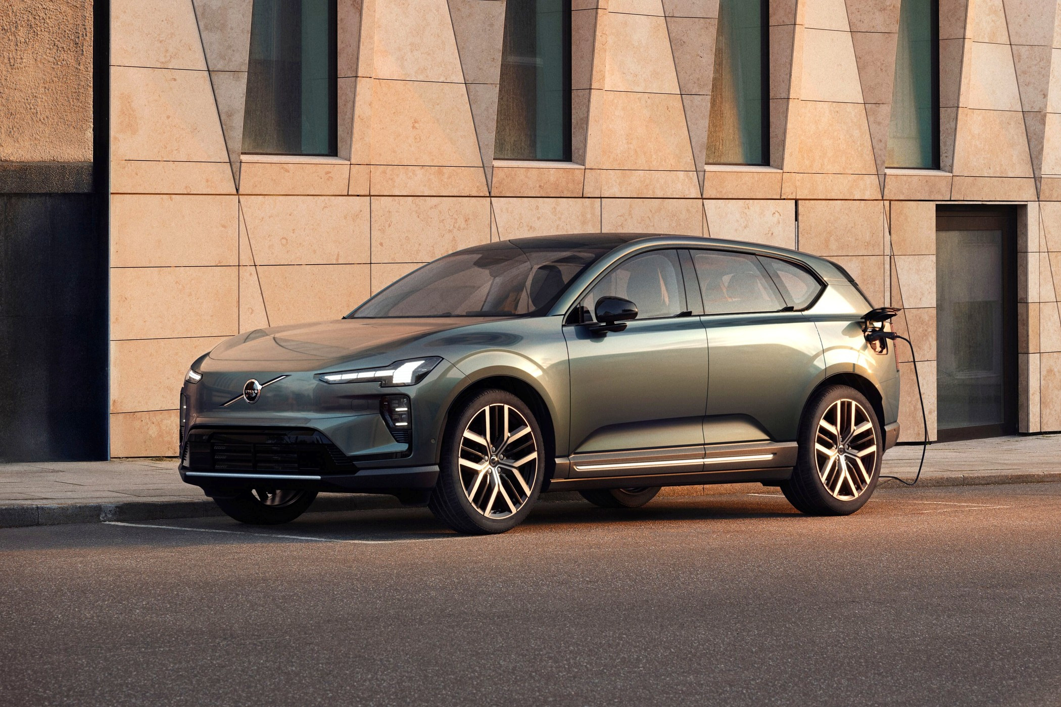 Volvo EX60: без дверных ручек, до 810 км на одной зарядке, сразу есть версия Cross Country