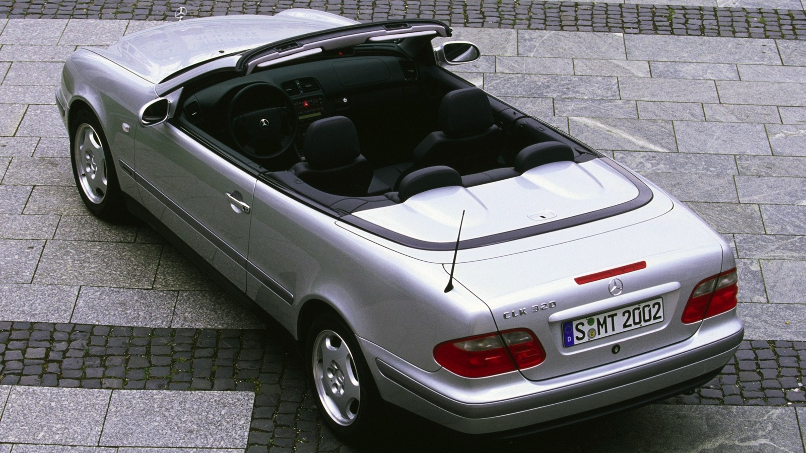 На фото: Mercedes-Benz CLK 320 Cabrio (208) '1998–2002
