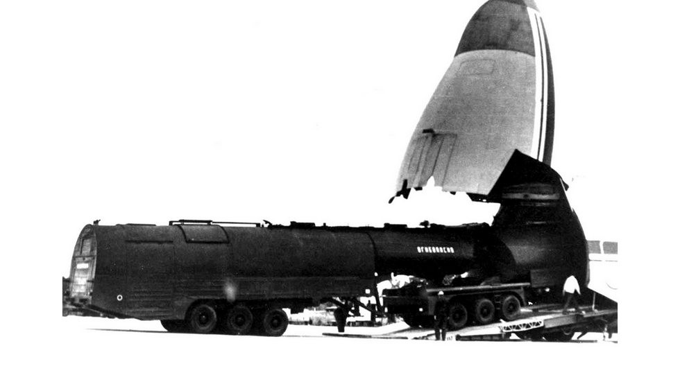 Погрузка уникального заправщика ТЗ-90 в транспортный самолет Ан-124