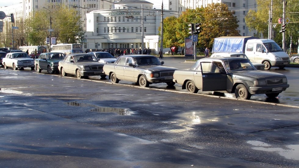 Встать в строй: «сто пятая» (первая слева на фото) быстро пополнила модельный ряд остальных Волг-таксомоторов России