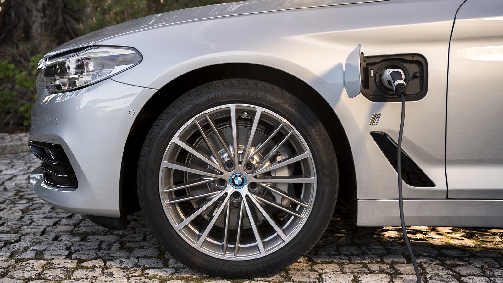 P90244236_highRes_bmw-530e-iperformanc