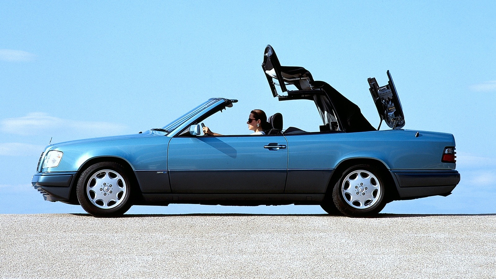На фото: Mercedes-Benz E 220 Cabrio (A124) '1993–1996