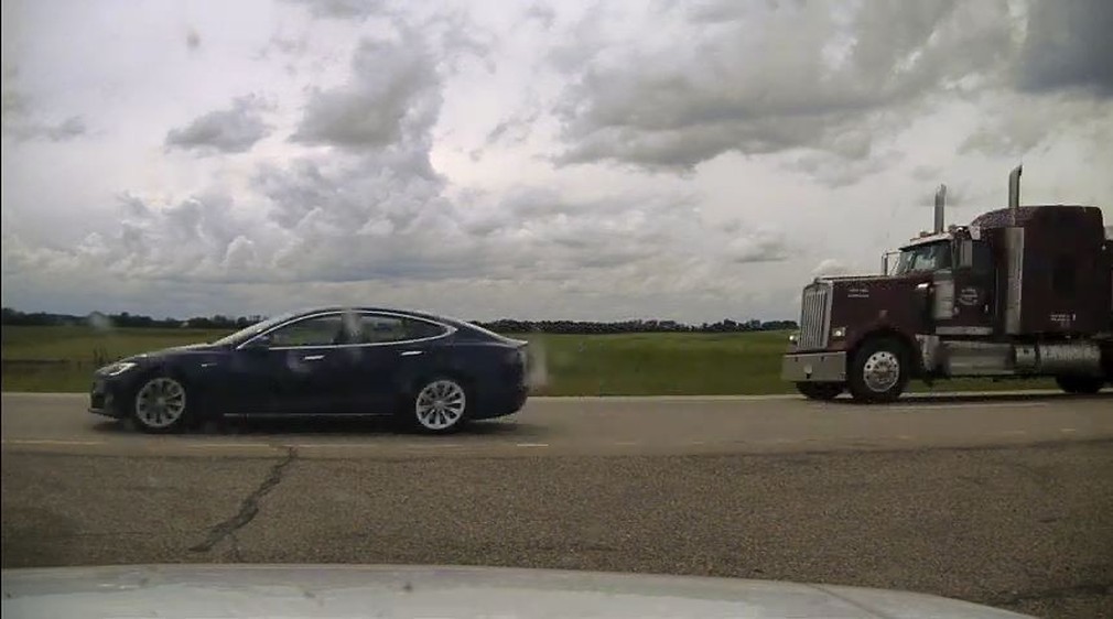 Кандидат на премию Дарвина: водитель Tesla Model S спал на скорости 150 км/ч
