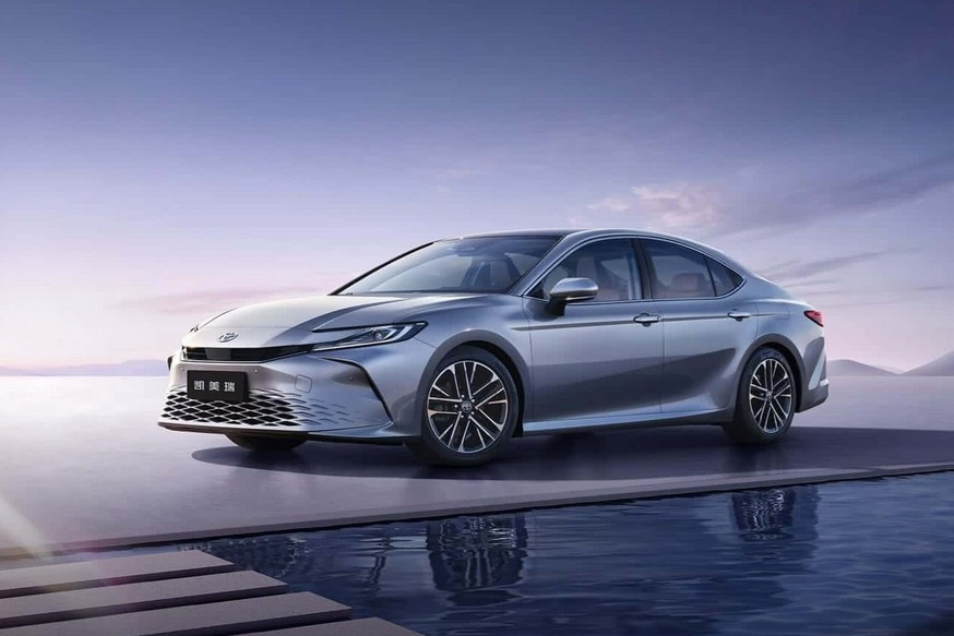 Обновлённая Toyota Camry: увеличенный экран, «хрусталь» и кое-что ещё