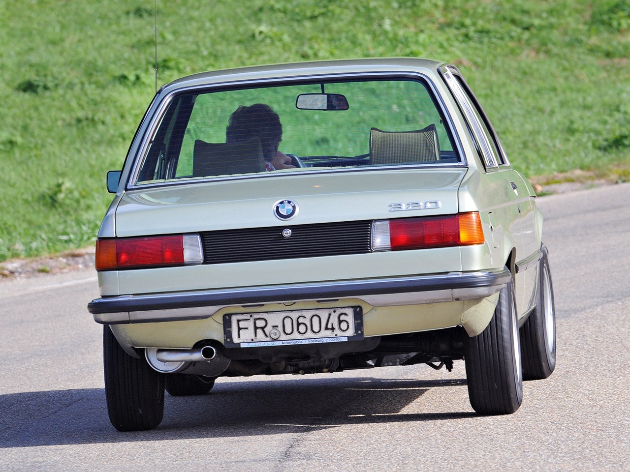 Трёшка бьет шестёрку: сравниваем ВАЗ-2106 и BMW 3 series E21