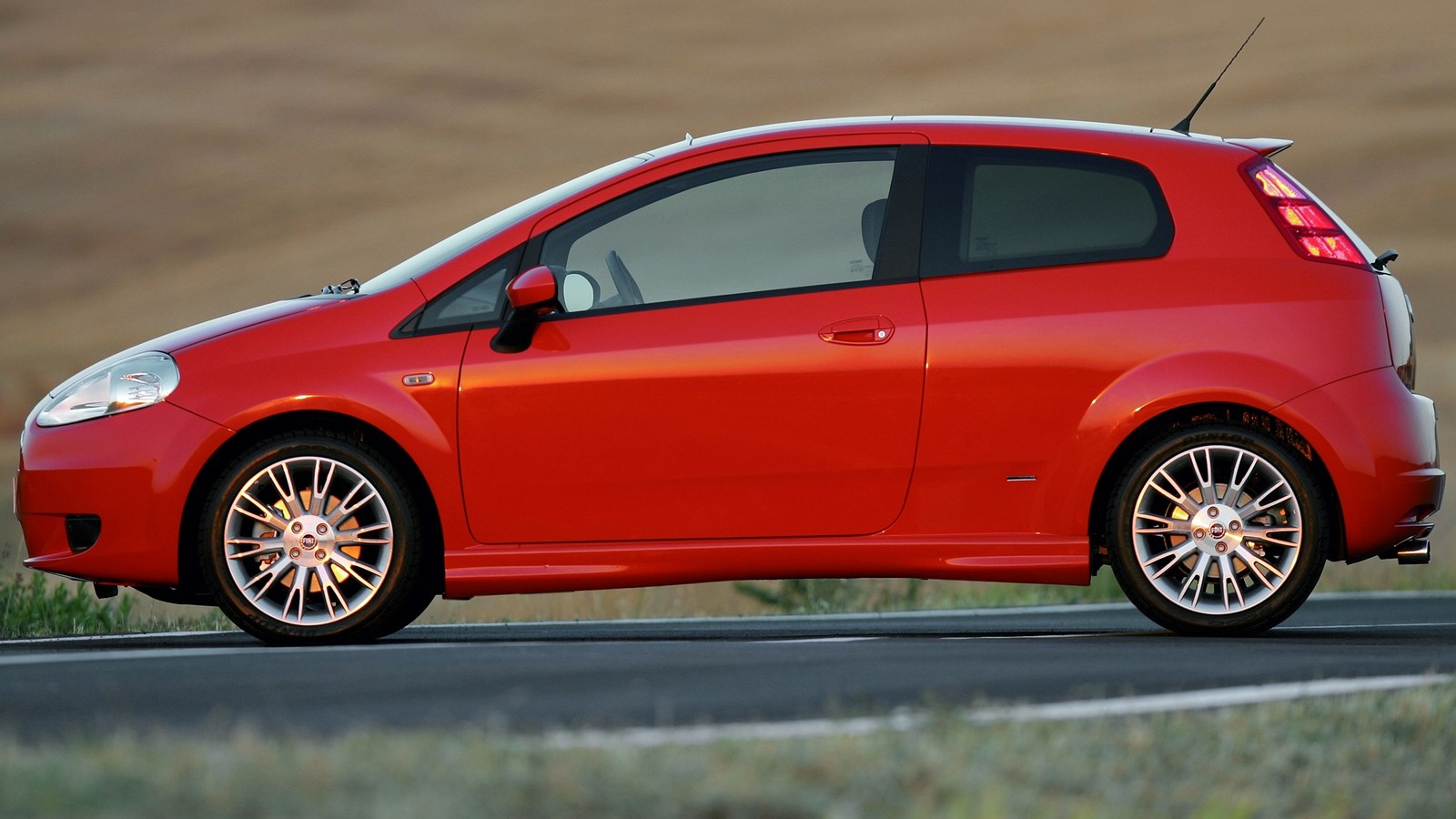 На фото: Fiat Grande Punto 3-porte '2005–12