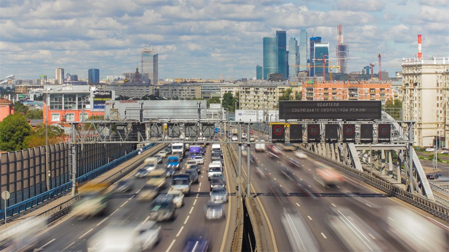 Как сообщает агентство « Москва » со ссылкой на пресс-службу ГИБДД, решение о проведении тестирования системы было принято в ходе совещания при председательстве замминистра финансов РФ Алексея Моисеева. Сроки испытательного периода в ведомстве не назвали, однако, можно предположить, что он стартует в ближайшее время. Тест проведут в столице России, Санкт-Петербурге и Казани.По окончанию тестирования в ГИБДД пообещали сказать о том, когда новые нормы действительно вступят в силу: то есть, когда камеры начнут именно штрафовать водителей без ОСАГО, а не просто «угрожать» им с помощью уведомлений.Ранее стало известно о том, что запуск системы откладывался, так как стороны не пришли к согласию о том, как именно штрафовать нарушителей. Либо штраф будет выписываться автовладельцу без ОСАГО каждый раз, когда он будет проезжать под камерой. Либо «письмо счастья» система будет формировать один раз в сутки. Либо у водителей будет фора в 10 дней (то есть камера ловит нарушителя, через 10 дней система проверит данные, и если полис так и не появился в базе, то автовладельцу светит штраф). В ГИБДД отметили, что остановились на последнем варианте.Но при этом, по данным издания, ГИБДД и Российский союз автостраховщиков (РСА) продолжают налаживать обмен информацией. Хотя ранее сообщалось, что в техническом плане всё уже давно готово . Отметим, что точные сроки реализации программы стороны по-прежнему не называют.Не известно о то, когда камеры начнут штрафовать водителей без диагностической карты. Напомним, в случае отсутствия этого документа штраф составит 2 тыс. рублей. Эта инициатива пока ещё обсуждается МВД совместно с другими заинтересованными ведомствами.