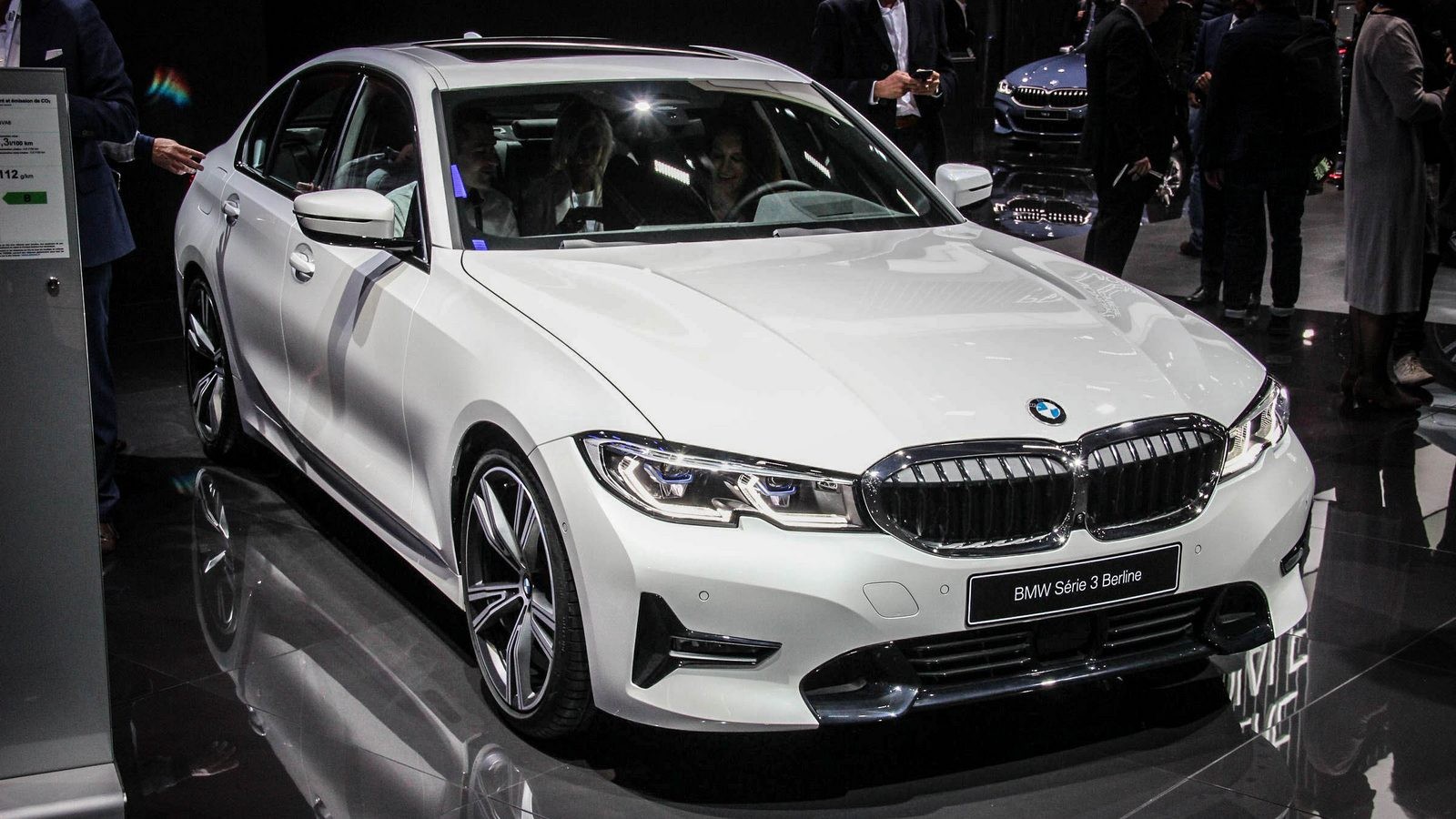 BMW 3 серии белая спереди (3)