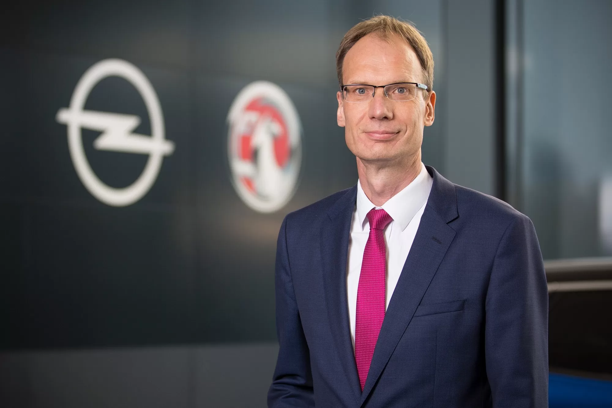 Уступил женщине: экс-глава Opel Михаэль Лошеллер покидает компанию VinFast