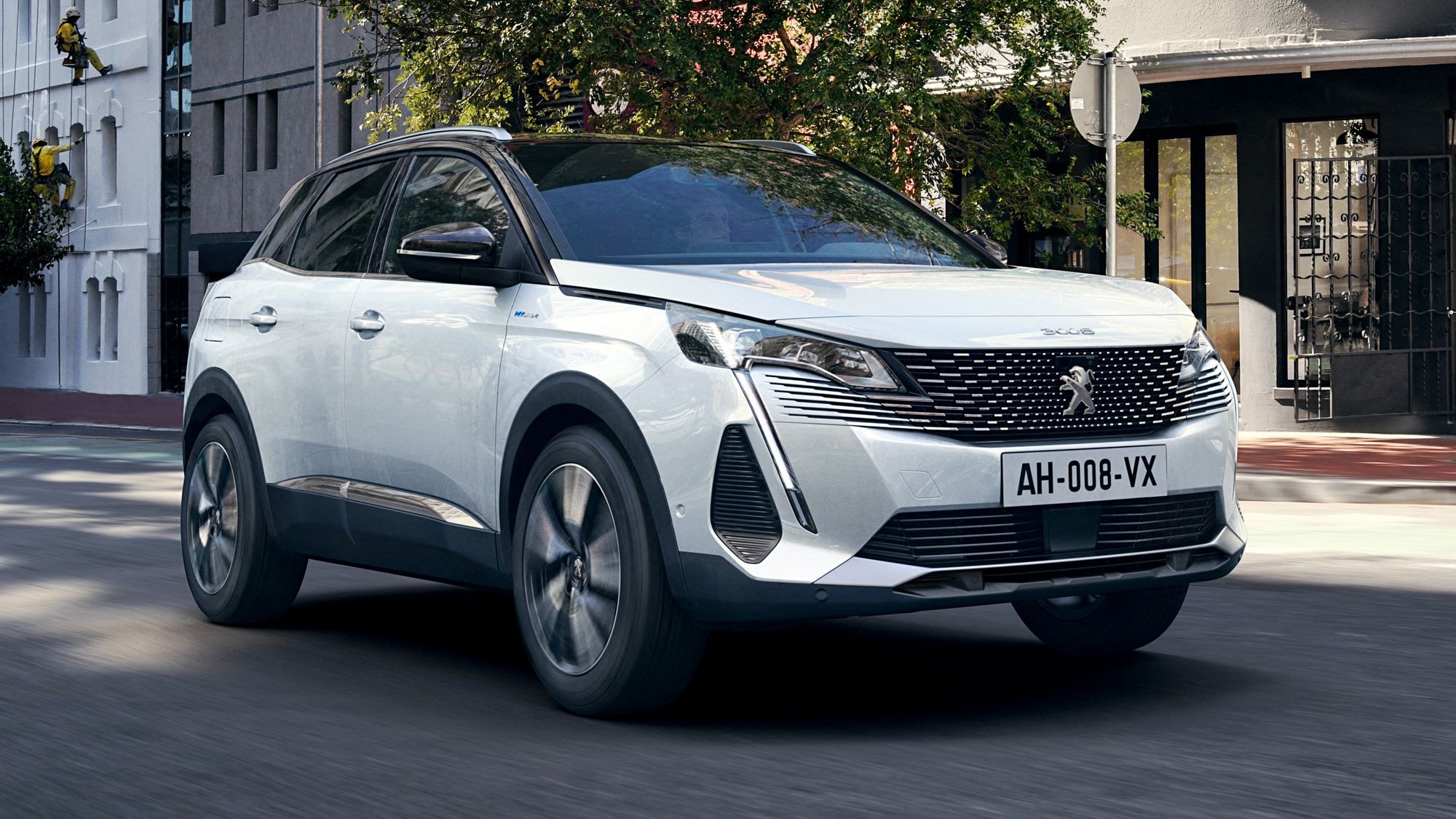 Обновлённый Peugeot 3008: теперь со светодиодными «клыками» и ночным «зрением»