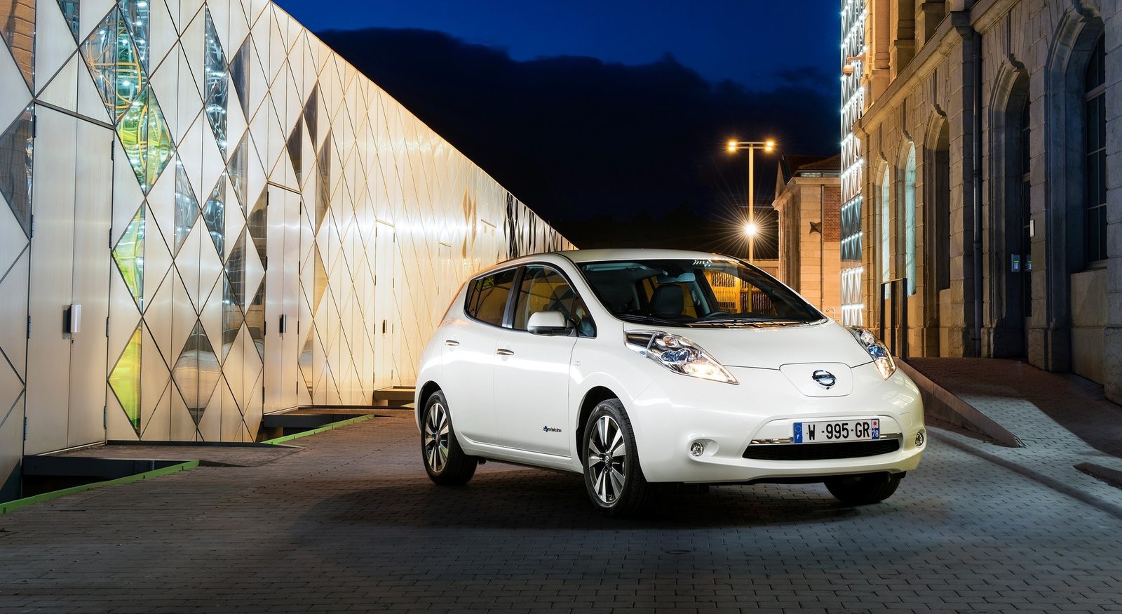 На фото: Nissan Leaf