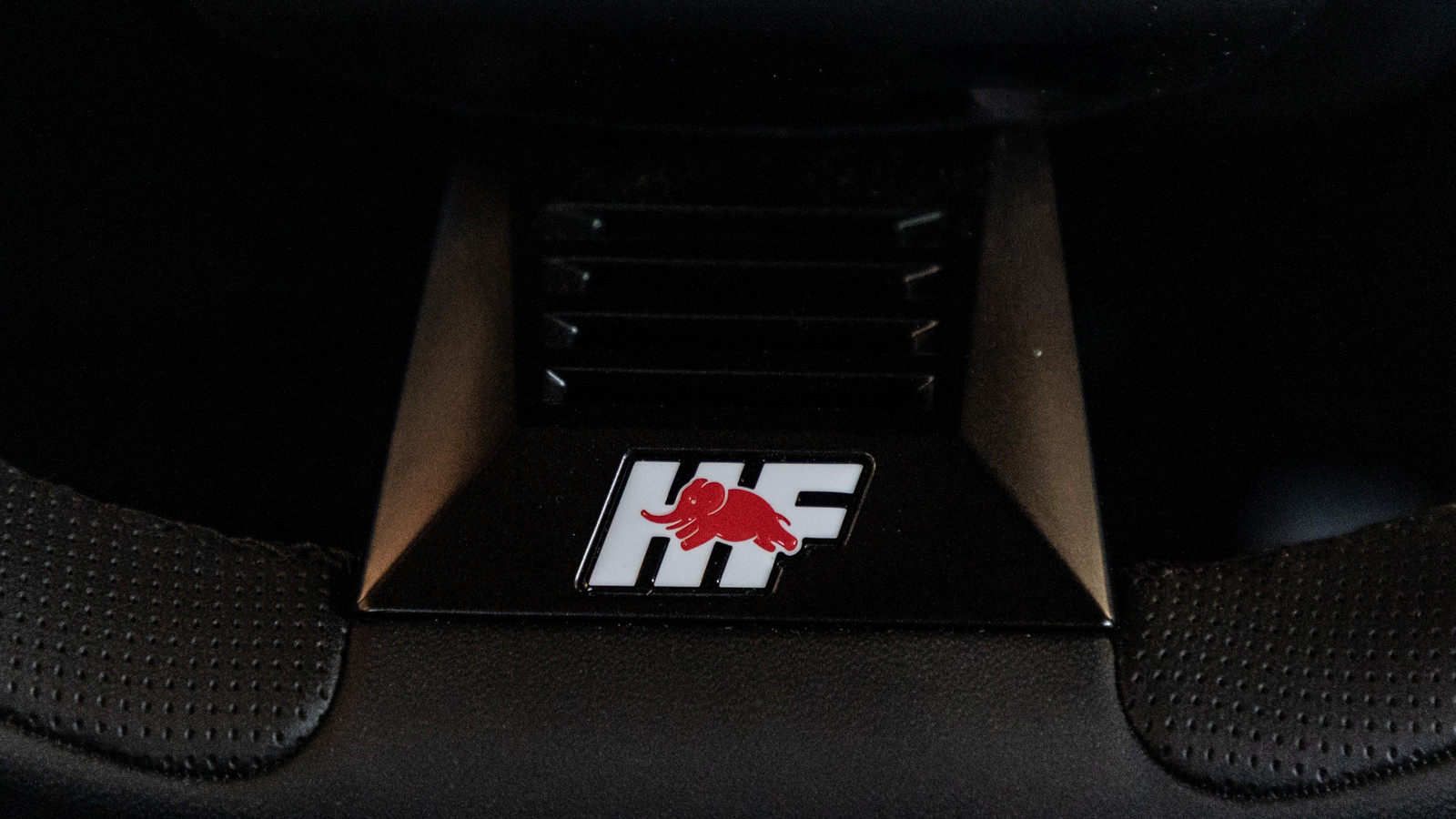 На фото: салон хот-хэтча Lancia Ypsilon HF