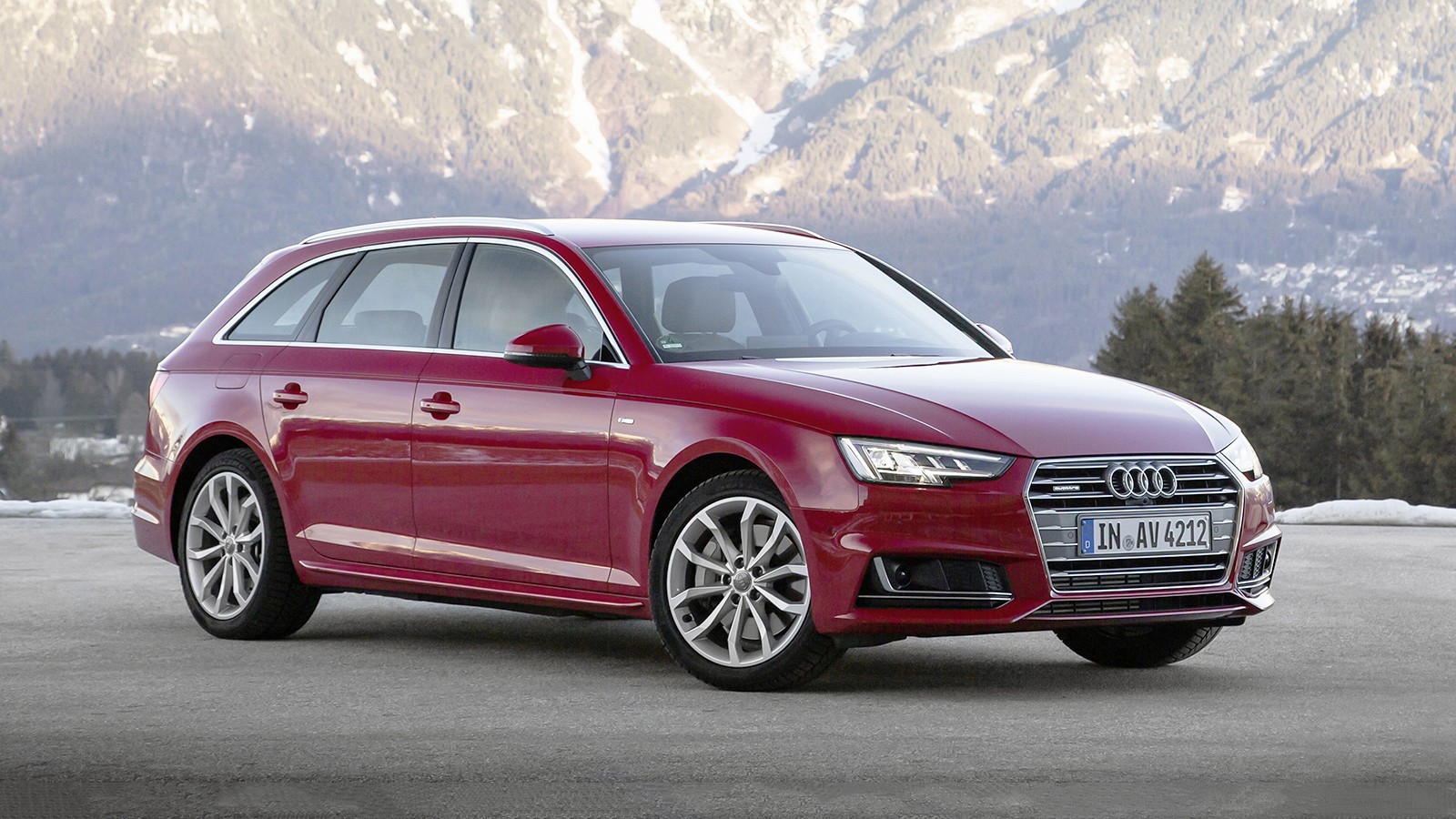 На фото: Audi A4 Avant с пакетом S line
