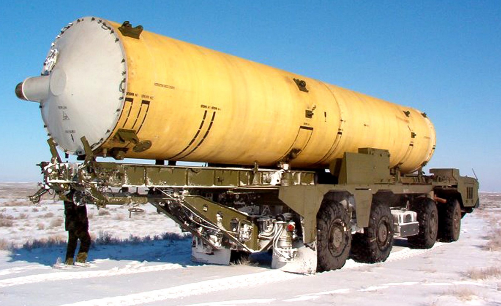 Агрегат 5Т93 с продольной рамой и направляющими для перегрузки ракеты на машину 5Т92 (фото Р. Белозерского)