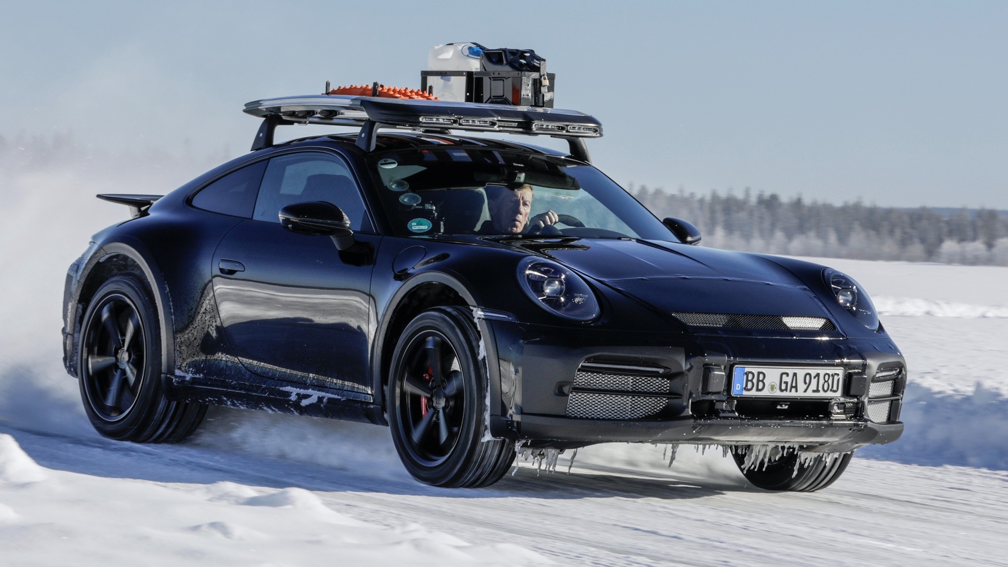 Вальтер Рёрль, легендарный раллийный гонщик, ныне посол бренда Porsche, принимал активное участие в доводке шасси 911 Dakar.