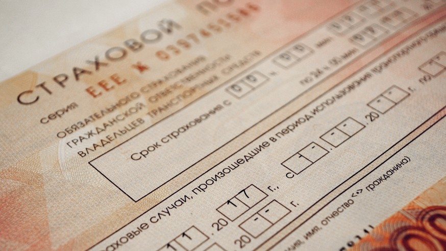 В итоге от года к году число аварий, оформленных с участием сотрудников ГИБДД, постепенно снижается. Так, в первой половине 2019-го таких ДТП было около 1,9 млн. Этот результат на 17,4% меньше по сравнению с тем же показателем за январь-июнь 2018 года. Как сообщает ТАСС со ссылкой на заместителя главы ГИБДД Владимира Кузина, на сегодняшний день больше трети водителей, попавших в «мелкие» аварии, оформляют происшествия по упрощённой схеме.По его словам, в ГИБДД планируют, что в будущем до 100% несерьёзных ДТП (без пострадавших) будут оформляться по европротоколу. Он также напомнил об амбициозной цели правительства РФ – добиться к 2030 году нулевой смертности на дорогах. Напомним, на момент начала 2019-го уровень социального риска в РФ составлял 12,8 (показатель рассчитывается как количество погибших в авариях на 100 тыс. населения).Пока что России далеко до нулевой смертности в ДТП. Ранее мы сообщали о том, что за первые 6 месяцев текущего года в общей сложности произошло 70 151 ДТП, что на 1,3% меньше по сравнению с показателем первого полугодия 2018-го. В этих авариях погибло 6 763 человека (меньше на 5,4%), было ранено 90 103 участника (меньше на 0,5%). Ранее в ведомстве заявили, что готовятся жёсткие меры, чтобы сократить смертность, однако, какие именно, не уточнили. Скорее всего речь идёт об увеличении штрафов и ужесточении наказаний для водителей. Возможно в список войдёт и сокращение лимита превышения скорости, которое обсуждается с прошлого года.Для водителей, которые будут пользоваться европротоколом, процедуру оформления упростят. Уже осенью 2019-го в РФ запустят специальное мобильное приложение для регистрации аварии без привлечения сотрудников ГИБДД. Сначала проведут тестирование: в пилотном режиме сервис будет доступен в четырех регионах страны в столице России, Санкт-Петербурге, а также в Московской и Ленинградской областях. Испытания пройдут с ноября 2019 года по октябрь 2020 года.Уже с 1 февраля 2020-го с помощью этого «суперсервиса» можно будет купить или продлить полис ОСАГО, проверить лицензию страховщика и КБМ. В 2021 году в мобильном приложении появится электронный конструктор схемы аварии, уменьшится количество полей для заполнения данных, а практика распространится уже на все регионы РФ. Затем, в 2022 году мобильное приложение позволит подать заявление о возмещении убытков, заключить соглашение о размере выплаты и получить направление на ремонт автомобиля. В дальнейшем планируется ввести возможность оформления электронного извещения об аварии с участием автомобилей юрлиц (к примеру, служб каршеринга и такси), но срок этой поправки пока не определён. Все это в итоге позволит оформлять мелкое ДТП за 15 минут .В прошлом году в упрощённую схему оформления ДТП были внесены изменения. Лимиты выплат в большей части России выросли с 50 тыс. до 100 тыс. рублей. А в столице, Московской области, Санкт-Петербурге и Ленинградской области по европротоколу можно получить максимальную выплату – 400 тыс. рублей. Но для этого время и место аварии должны быть зафиксированы с помощью устройств системы оперативного реагирования в чрезвычайных ситуациях.