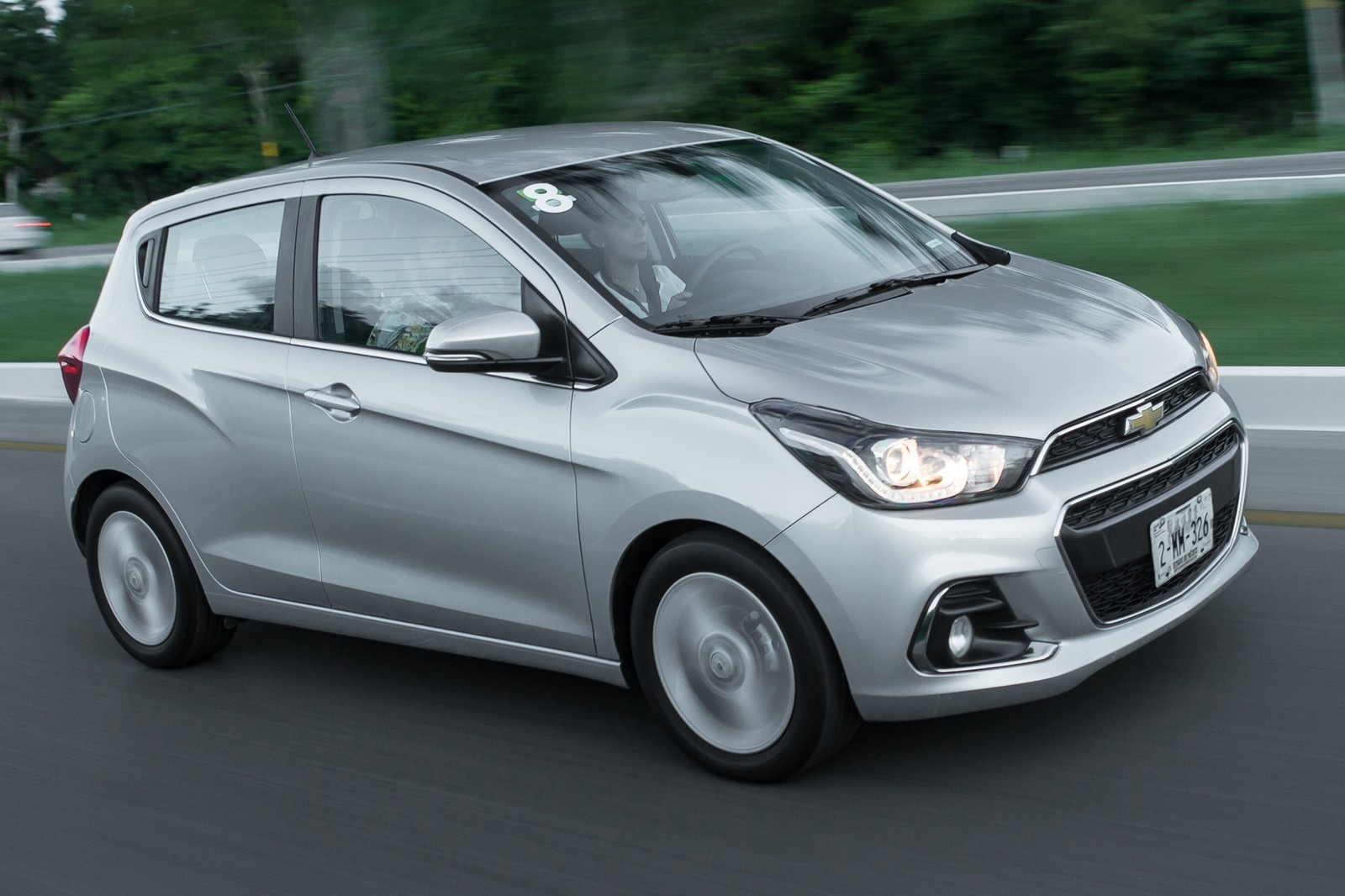 chevrolet spark serebristyj