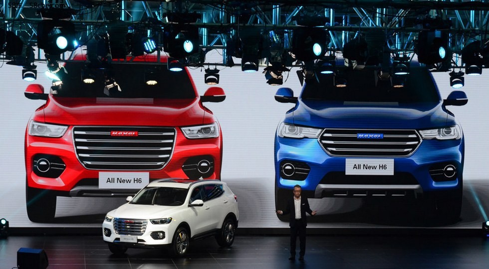На фото, сверху: красный автомобиль - новый Haval H6 Red Label, синий кросс - будущий H6 Bkue Label