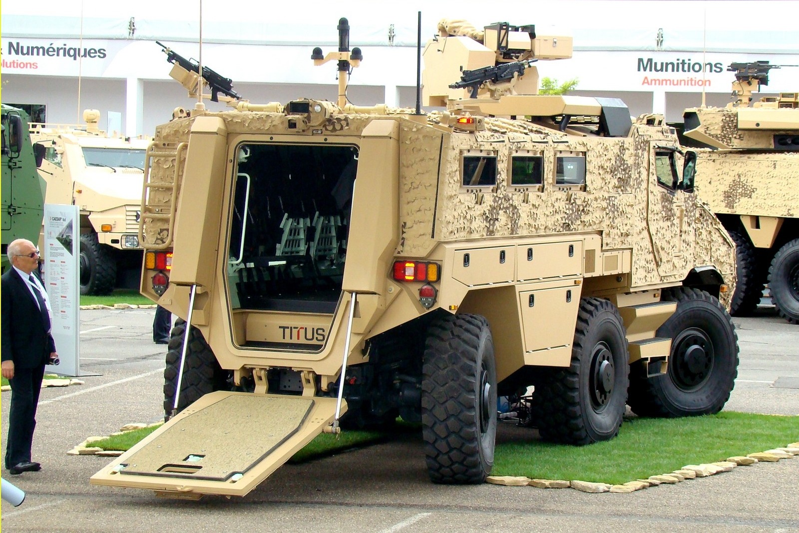 Армейский вариант бронемашины Nexter Titus с задней откидной дверью