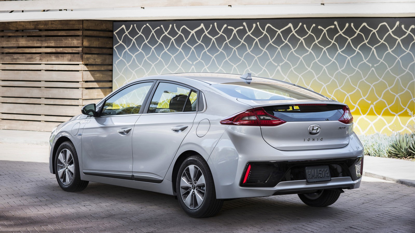 Hyundai Ioniq (стандартная версия)